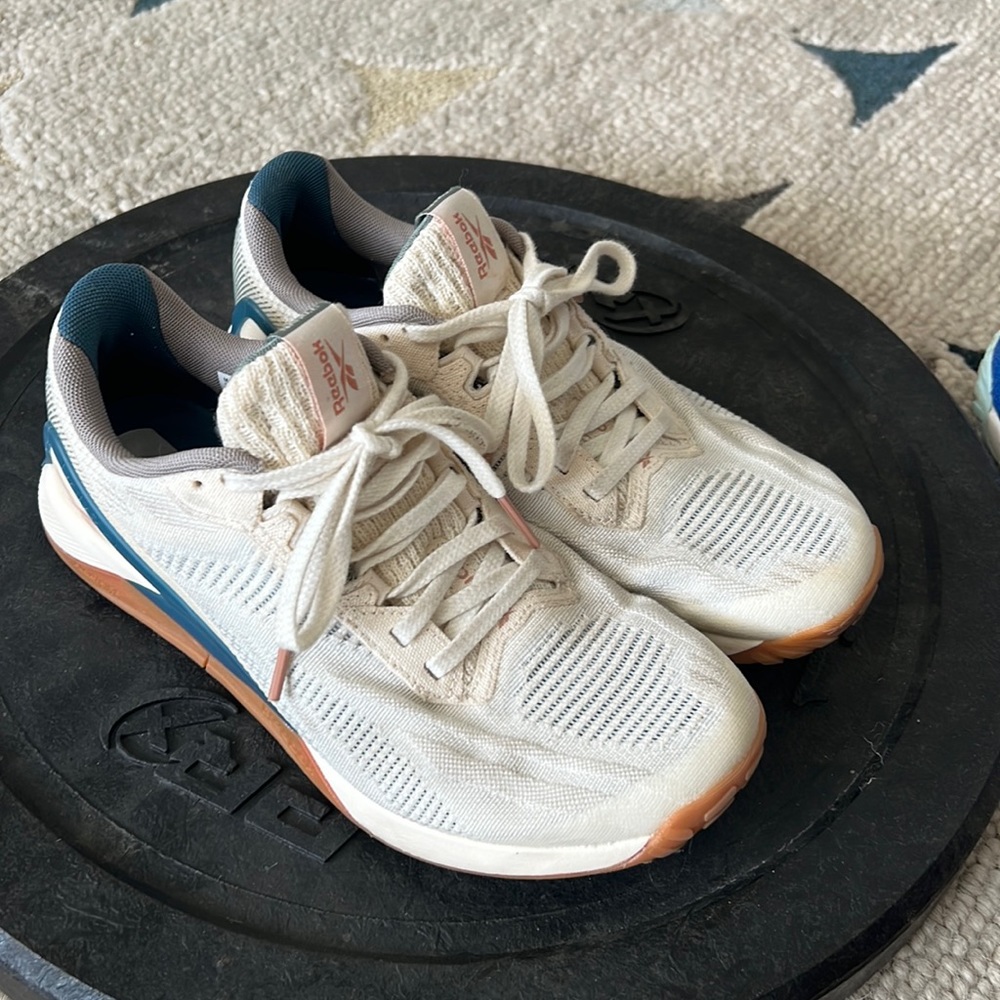 Like new nano x1… worn once indoors. No stains no scuff marks..